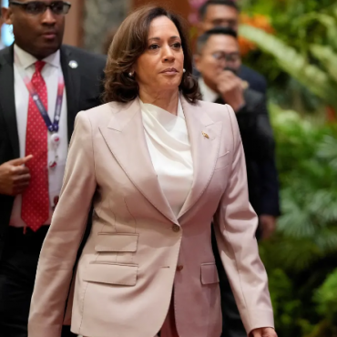 kamala-harris:-centrist-strategy-to-defeat-donald-trump-in-2024-election.