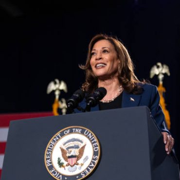 kamala-harris:-can-she-break-the-oval-office-gender-barrier?