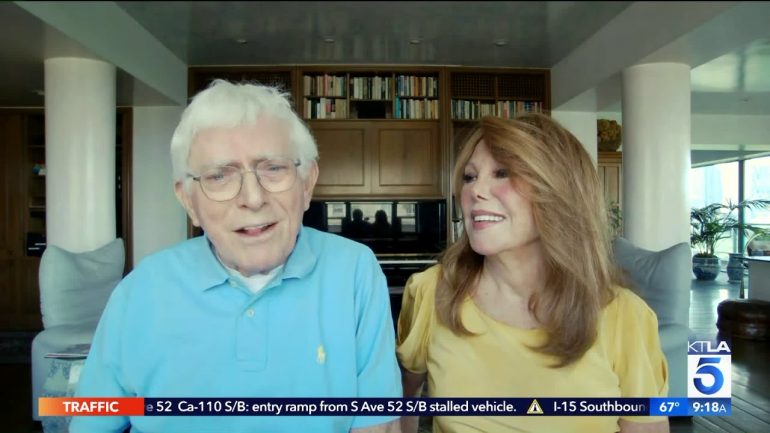 phil-donahue,-legendary-talk-show-pioneer,-dies-at-88:-a-legacy-that-shaped-daytime-tv.