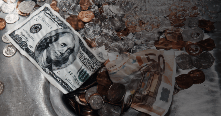 earned-wage-advances:-the-predatory-lending-trap-draining-americans’-finances.