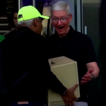 apple-ceo-was-presented-with-an-original-macintosh.-see-his-reaction