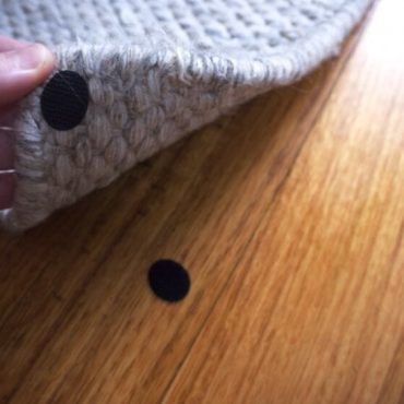 using-velcro-for-rug-stability.