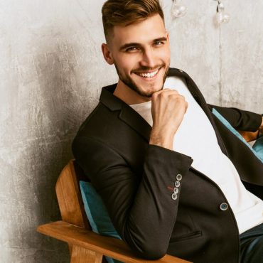 the-power-of-restraint:-how-self-control-shapes-stronger,-more-confident-men.