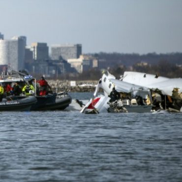 67-killed-in-american-airlines-and-army-helicopter-crash-near-reagan-national-airport.