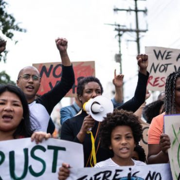do-black-americans-support-immigration-protests?-a-divided-debate-over-anti-ice-demonstrations.
