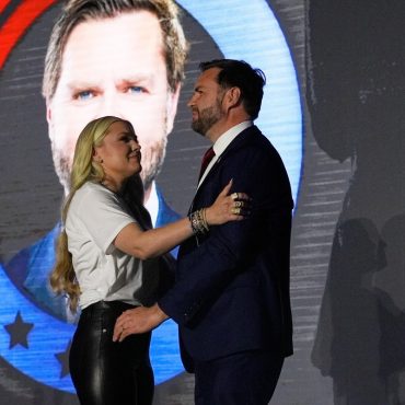 jd-vance-and-erika-kirk-hug-sparks-controversy:-political-scandal-or-simple-compassion?