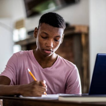 6-online-schools-for-balancing-middle-school-with-sports,-travel-and-family-life.